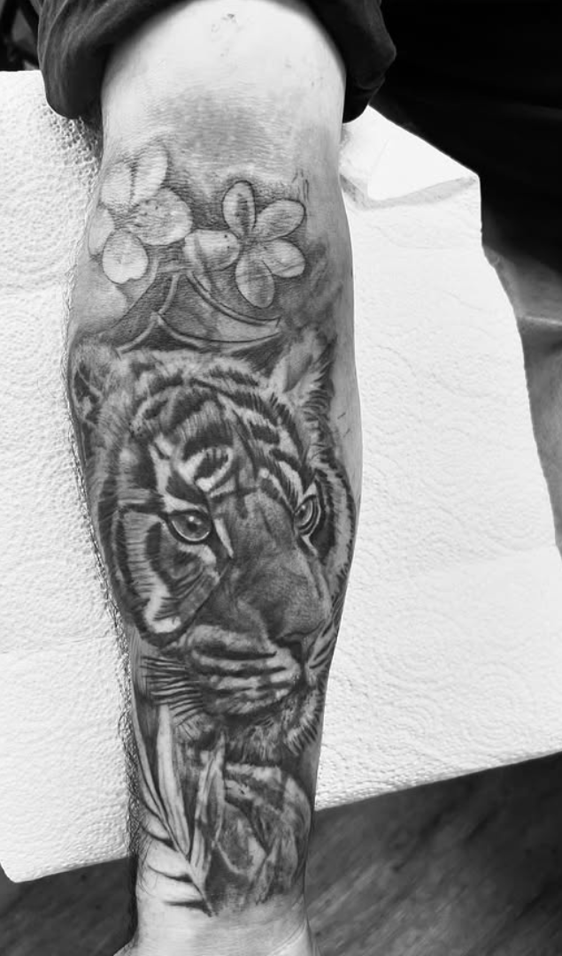 Tiger flowers leg